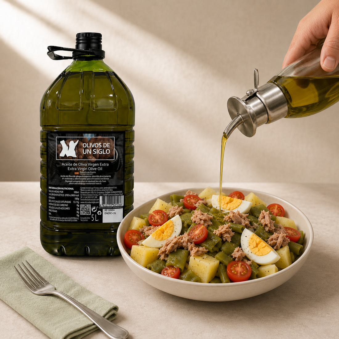 Mediterraner Sommersalat mit Kartoffeln, grünen Bohnen, Ei und Thunfisch