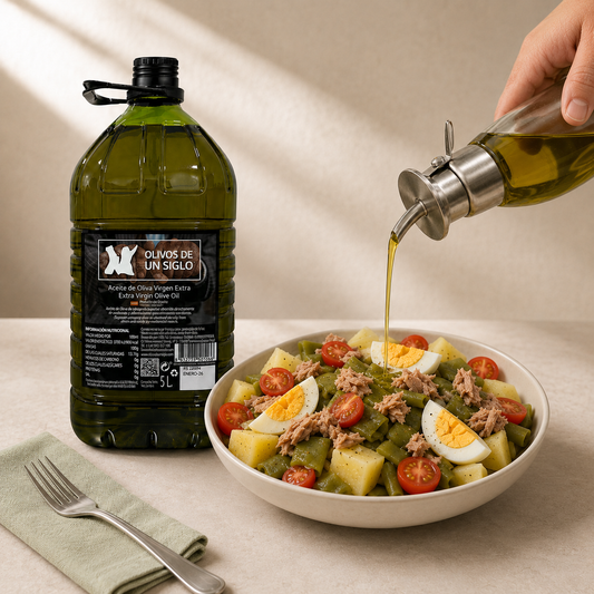 Mediterraner Sommersalat mit Kartoffeln, grünen Bohnen, Ei und Thunfisch