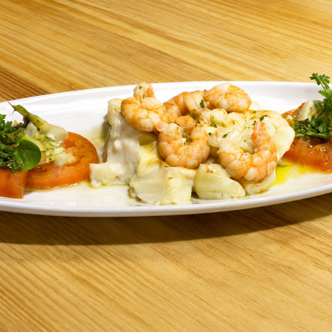 Mediterrane Pfanne mit Garnelen, Fisch und Pilzen