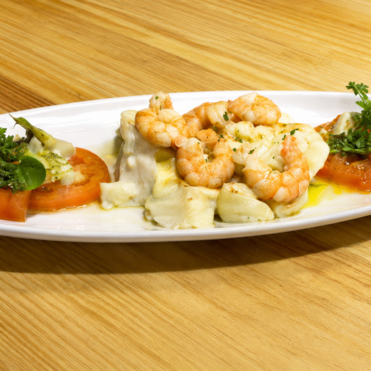 Mediterrane Pfanne mit Garnelen, Fisch und Pilzen